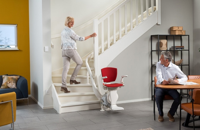 Dit trap blijft beloopbaar doordat de traplift in de binnenbocht is geplaatst.