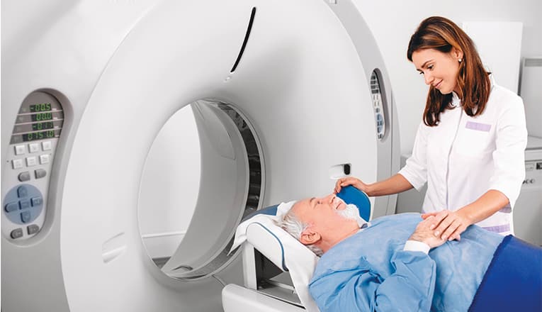 Een arts doet onderzoek door middel van een CT-scan om te achterhalen of de patiënt een TIA, een herseninfarct of een hersenbloeding heeft gehad.