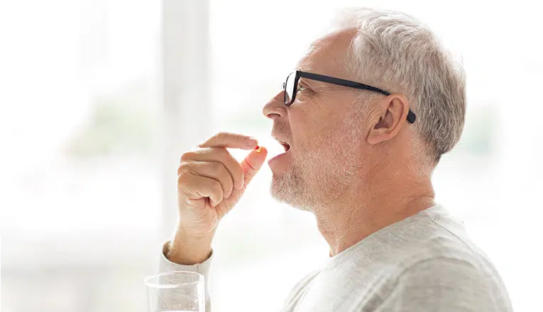 Meneer neemt medicijnen in tegen herniapijn