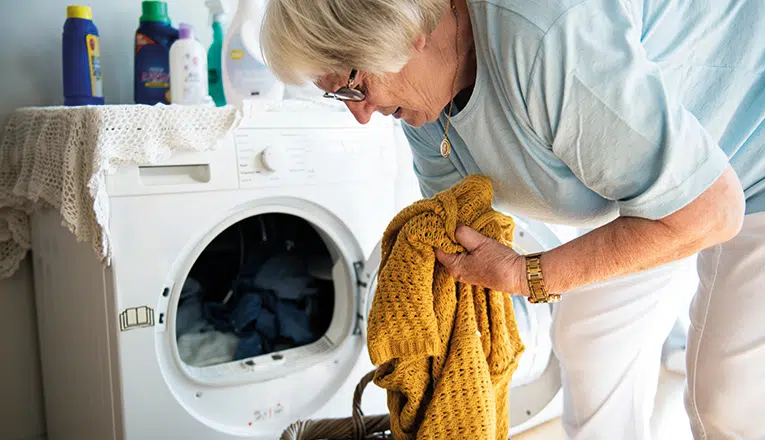 Mevrouw met reuma blijft huishoudelijke taken, zoals de was, doen.