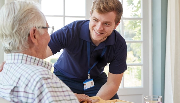 De thuisverpleging regelt medische zorg voor ouderen aan huis.