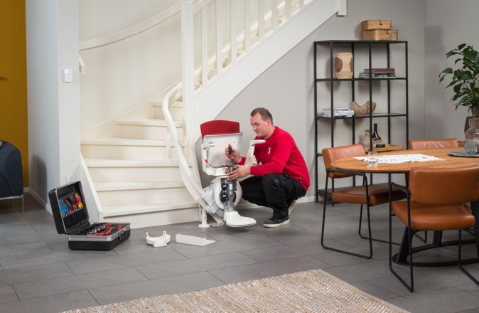 Bij Otolift kunt u ook een traplift met bochten huren of tweedehands kopen.