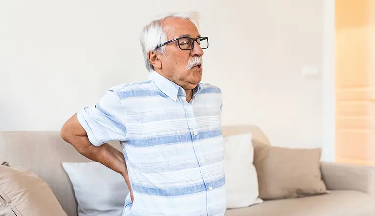 Meneer heeft last van zijn rug door een rughernia