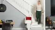 traplift met vrouw