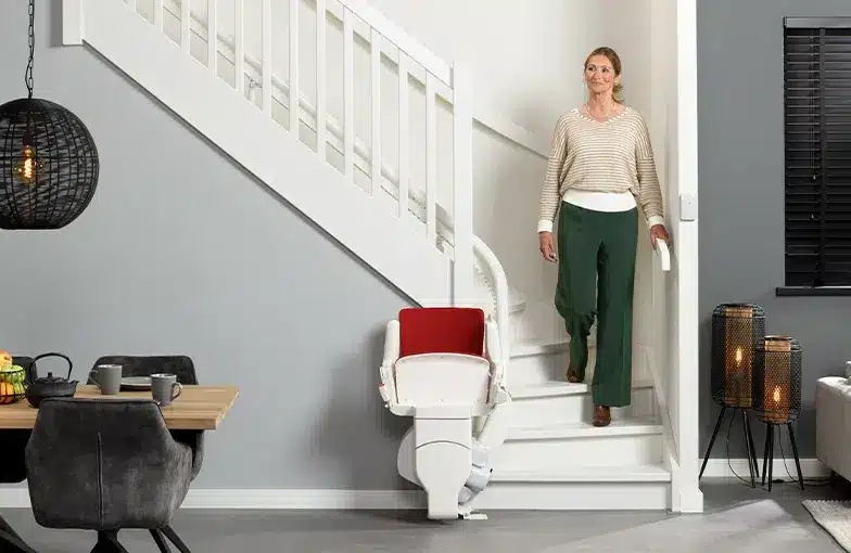 traplift met vrouw