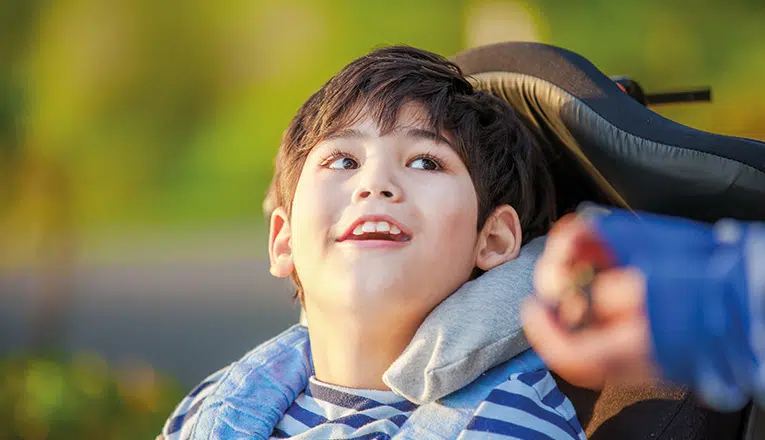 Les enfants atteints de la maladie musculaire AMS ont souvent déjà besoin de dispositifs à un jeune âge.