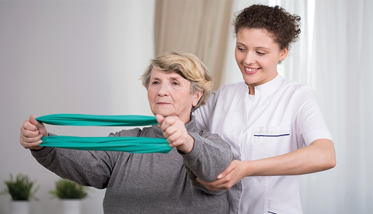 Avec une kiné, cette personne effectue des exercices contre une hernie discale.