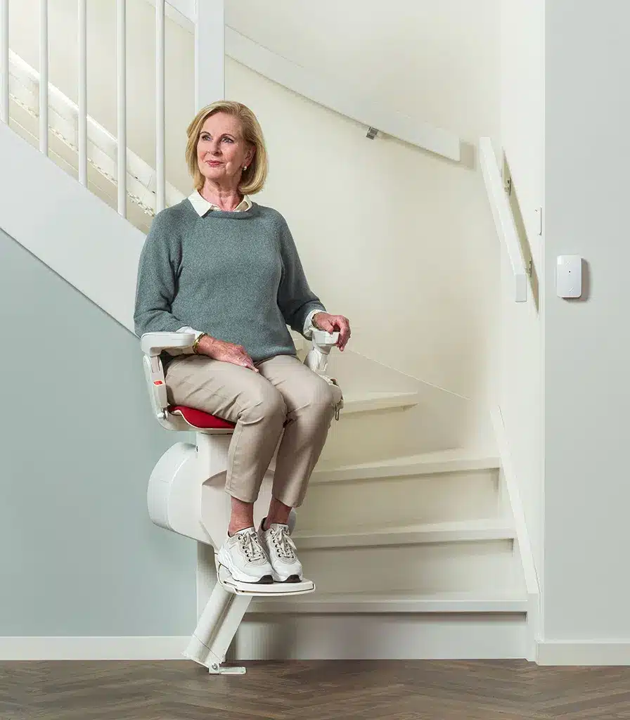 Une femme âgée sur un monte-escalier.