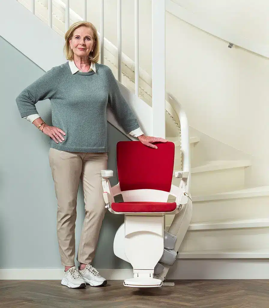 Une femme près d'un monte-escalier Otolift d'occasion