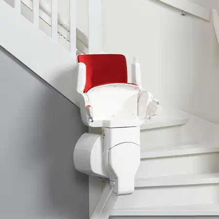 Le siège et le repose-pieds sont rabattables de sorte que le monte-escalier se fond parfaitement dans votre intérieur.