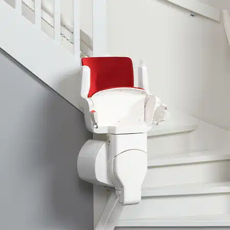 Une fois arrivé en haut, le siège du monte-escalier Modul-Air pivote automatiquement en direction du couloir. De quoi vous permettre d’en descendre en toute sécurité.