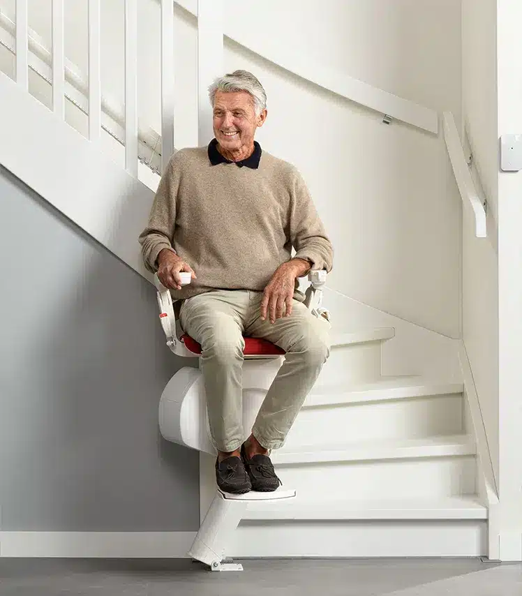 Un homme âgé sur un monte-escalier Otolift.