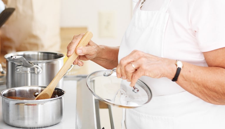 Mevrouw kan langer zelfstandig thuis blijven wonen door aanpassingen in de keuken.