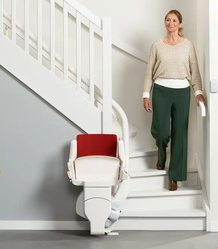 Un monte-escalier Otolift installé dans le virage intérieur de l'escalier.